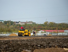 В новой школе в микрорайоне Благовещенска утепляют фасад и готовятся запускать тепло