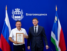 В Благовещенске работников торговли отметили Почетными грамотами