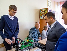 Мэр Благовещенска Олег Имамеев посетил выставку "Дня детских изобретений" в 16 школе