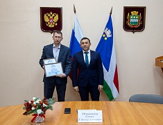 Мэр Благовещенска Олег Имамеев наградил победителей конкурса "Город в праздничном наряде"