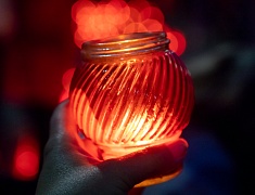 Более 400 благовещенцев на набережной Амура зажгли свечи в память о жертвах всех терактов 