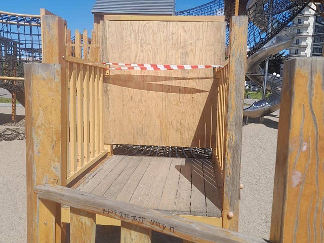 На набережной Амура частично закрыли детскую площадку 