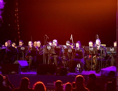 С днём рождения Благовещенск поздравили солист музыкального театра «Геликон-опера» Дмитрий Янковский и оркестр «АмурДжазБэнд»