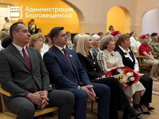 25 лет в ногу со временем: самая молодая школа Благовещенска отметила юбилей 