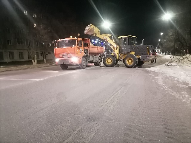 ГСТК посыпает дороги и чистит их прилотковую часть