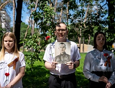 Цветы в память о подвиге советских солдат возложили в Благовещенске