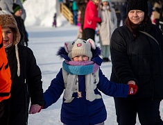 Театрализованная игровая программа для всей семьи "Рождество по-русски" прошла на центральной площади Благовещенска