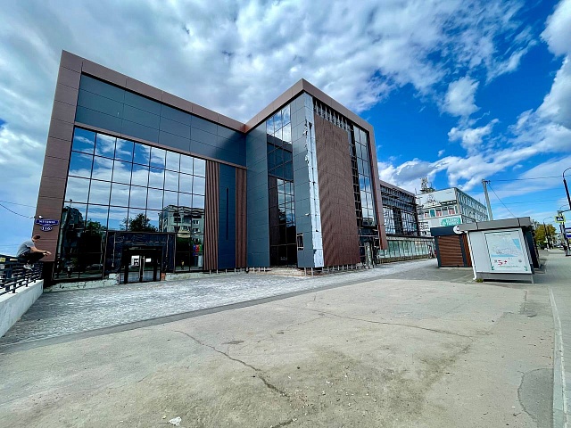 Один из мебельных магазинов в Благовещенске преображает фасад по дизайн-коду