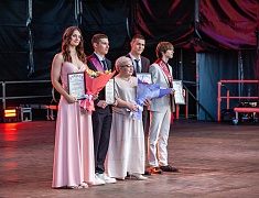 Почти 1200 благовещенских выпускников прошли в торжественном шествии по центру Благовещенска 