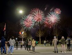 Небо над Благовещенском озарил высотный фейерверк