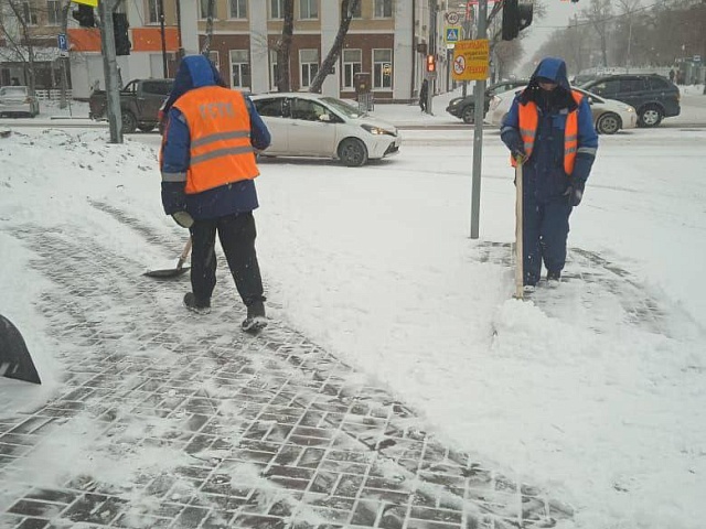 Коммунальщики перешли в усиленный режим работы из-за снегопада