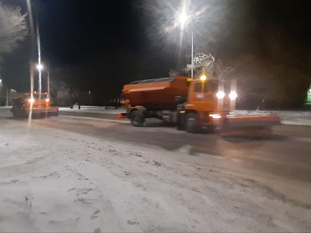 ГСТК посыпит противогололедным материалом дороги в Астрахановке, Белогорье и Садовом 