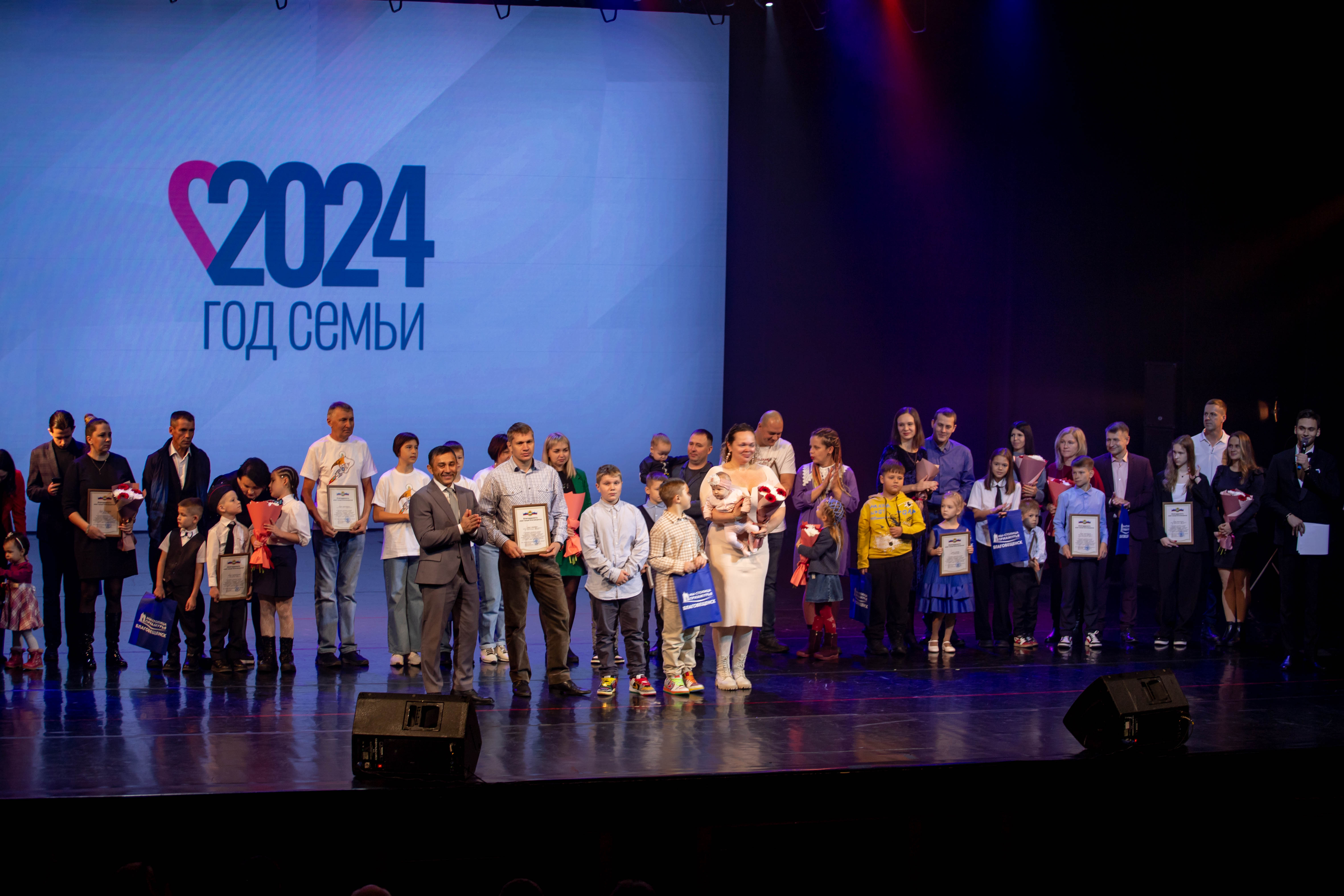 В День народного единства в Благовещенске прошел праздничный концерт