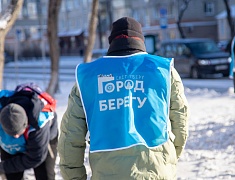 Благовещенские студенты почистили тротуары возле медучреждений