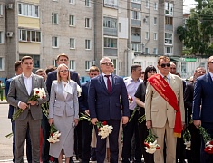 В Благовещенске прошли торжественные церемонии у памятников основателям города
