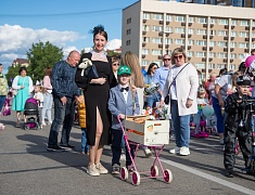 Парад семей и трудовых династий в честь празднования дня рождения Благовещенска