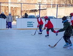 Хоккею с мячом учили ребят из благовещенского двора на Зейской