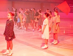 Юные благовещенские фигуристы представили программу «Помним сердцем», посвященную Дню Победы