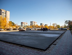 Мэр Благовещенска Олег Имамеев в ходе выездного совещания проконтролировал ход работ на универсальной спортплощадке в микрорайоне
