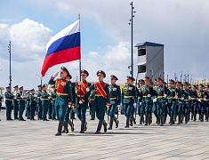 Копию Знамени Победы подняли на флагшток в Благовещенске в преддверии 9 Мая