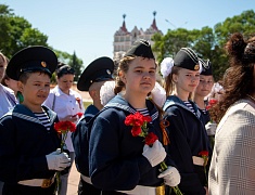 Цветы в память о подвиге советских солдат возложили в Благовещенске