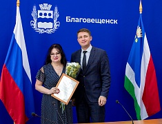 В Благовещенске работников торговли отметили Почетными грамотами