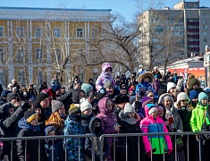 Благовещенцы проводили зиму блинами и хороводами