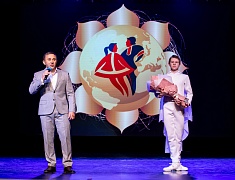 Мэр города Олег Имамеев поздравил благовещенский ансамбль "Ровесники" с 57-летием