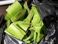 В Благовещенске плетут маскировочные сети для участников СВО