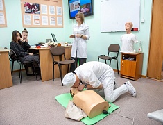В Благовещенске волонтеры городских мероприятий теперь умеют оказывать первую помощь
