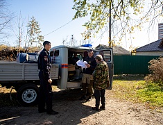 Сотрудники ГОЧС раздают пожарные извещатели