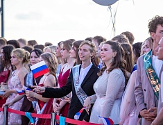 Почти 1200 благовещенских выпускников прошли в торжественном шествии по центру Благовещенска 