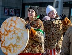 Благовещенцы проводили зиму блинами и хороводами