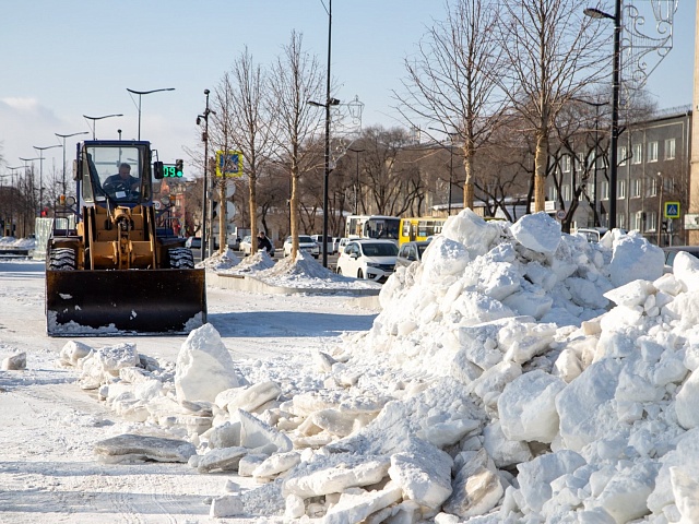 В Благовещенске начали разбирать снежный городок