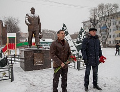 В День Героев России мэр Олег Имамеев и городские депутаты возложили цветы к памятнику Юрию Кузнецова