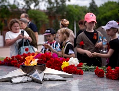 В День памяти и скорби благовещенцы возложили цветы к памятнику воинам-амурцам