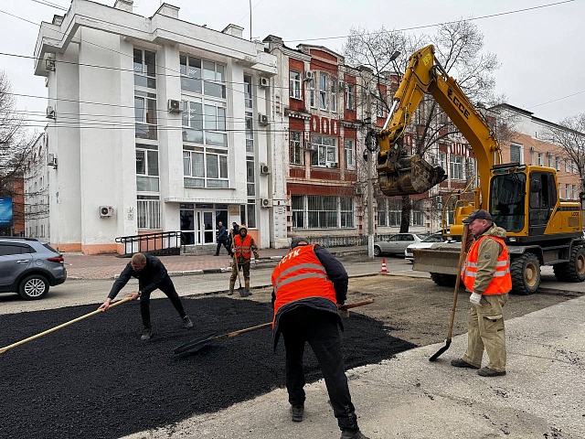 Ямочный ремонт в Благовещенске начали раньше запланированного срока 