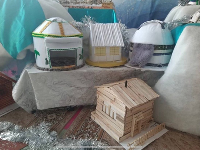 Русская изба, чум и юрта: юные благовещенцы создали миниатюры домов народов России