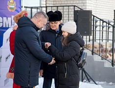 Дмитрий Гумиров вручил ключи от благоустроенных квартир первым новосёлам 