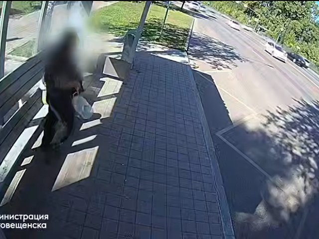 И снова на те же грабли: благовещенец оставил надпись на стене автобусного павильона