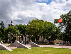 В День памяти и скорби благовещенцы возложили цветы к памятнику воинам-амурцам