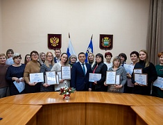 Мэр Благовещенска Олег Имамеев наградил победителей конкурса "Город в праздничном наряде"