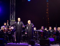 С днём рождения Благовещенск поздравили солист музыкального театра «Геликон-опера» Дмитрий Янковский и оркестр «АмурДжазБэнд»