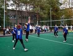 «Умную» спортивную площадку в Благовещенске открыли зарядкой и состязаниями