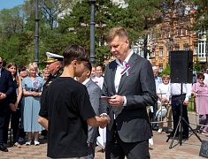 Мэр Благовещенска в День России вручил паспорта 13 юным благовещенцам