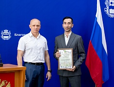 В Благовещенске работников торговли отметили Почетными грамотами