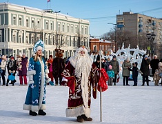 Театрализованная игровая программа для всей семьи "Рождество по-русски" прошла на центральной площади Благовещенска