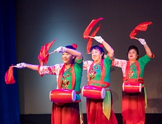 Китайские и русские бабушки станцевали на одной сцене в Благовещенске