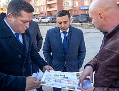 Мэр Благовещенска Олег Имамеев в ходе выездного совещания проконтролировал ход работ на универсальной спортплощадке в микрорайоне