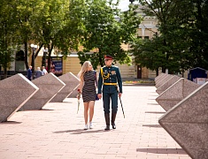 В День памяти и скорби благовещенцы возложили цветы к памятнику воинам-амурцам